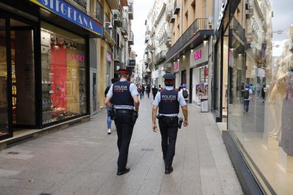 Dos agentes de los Mossos d’Esquadra patrullando ayer por la tarde en el Eix Comercial, zona donde se registran gran parte de los hurtos. 