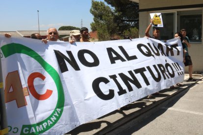 Un grupo de manifestantes se manifestaron ayer durante la presentación de la ampliación de la B-40.