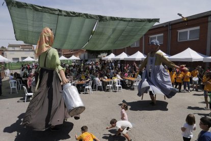 Un baile de gigantes amenizó la comida.