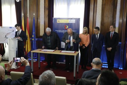 ºLa firma del convenio entre la Seiasa y el presidente del Canal d’Urgell, Amadeu Ros, a la izquierda.