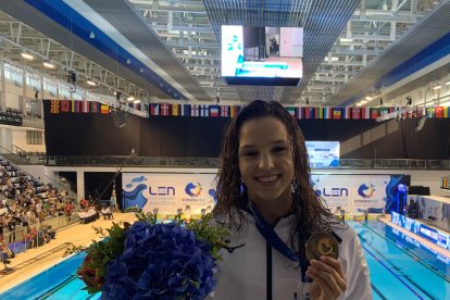 Emma Carrasco, con una de las medallas en el Europeo júnior.