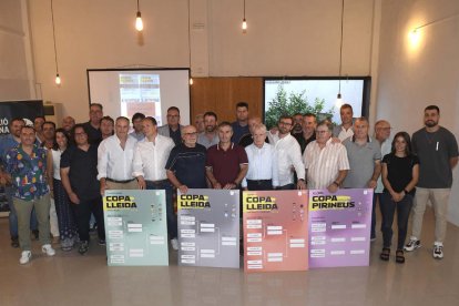 Representantes de los clubes que asistieron ayer al sorteo de las Copas Lleida, con los cuadros.