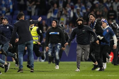 Un momento de la invasión de campo por aficionados del Espanyol.