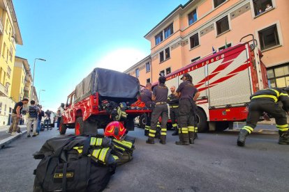 Equipos de bomberos junto a la residencia de ancianos siniestrada.