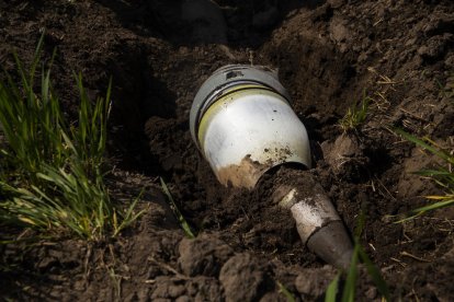 Bomba de racimo rusa sin detonar lanzada a inicios del conflicto en Ucrania sobre la zona de Jarkov.