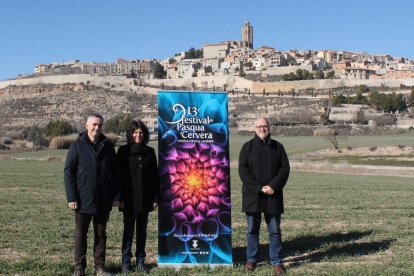 El alcalde y la concejala de Cultura de Cervera y el director del festival, con el cartel de este año.