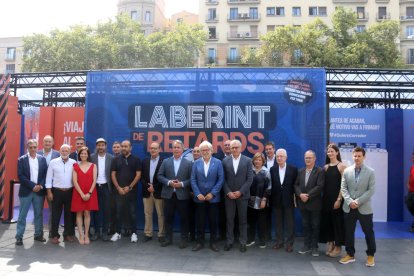 Representantes de los empresarios y la sociedad civil que asistieron ayer al acto de Barcelona. 