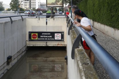 Un paso a nivel de 2,2 metros de altura inundado en Zaragoza. 