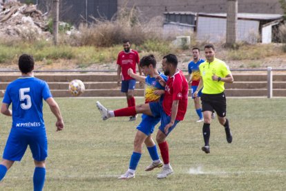 Una disputa de balón entre  jugadores de Tornabous y Andorra B. 