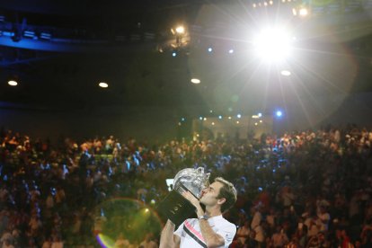 Roger Federer besando uno de los muchos trofeos que ha ganado a lo largo de sus 24 años de carrera.