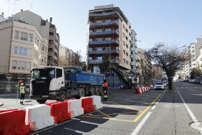 El tramo de bajada entre el CAP de Urgencias y la calle Pi i Margall tiene solo un carril de circulación. 