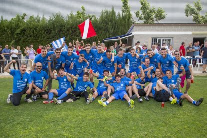 La plantilla de l’Artesa de Lleida celebra a la mateixa gespa l’històric ascens a Primera Catalana.