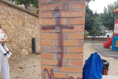 Una pintada en el parque infantil de Camarasa. 