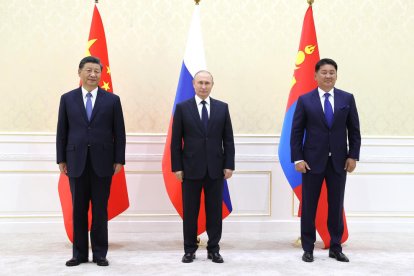 Xi Jinping, ayer junto a Vladímir Putin y el presidente de Mongolia.