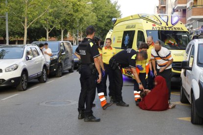 Una menor fue atropellada ayer en la calle Penedès. 