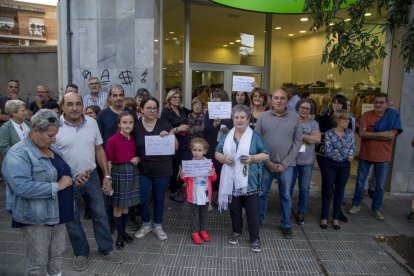 Vecinos y  comerciantes se concentraron ayer en la calle Hostal de La Bordeta.