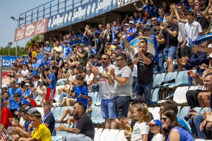 La afición congregada en la tribuna baja celebra la buena actuación del equipo.