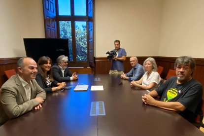 La cúpula de Junts se encontró ayer con los líderes de la ANC para hablar de su propuesta.