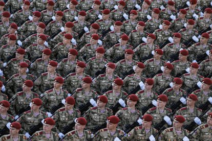 Soldats russos assajant la desfilada pel Dia de la Victòria.