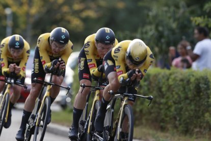 L’equip Jumbo Visma, durant el recorregut d’ahir en la primera etapa de la Vuelta.