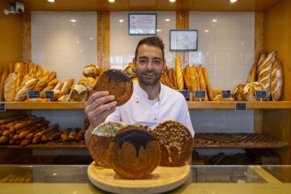 Jordi Martí, dueño del Antic Forn i Pastisseria J. Marti, mostrando los croissants de moda