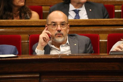 El conseller de Drets Socials, Carles Campuzano, al ple del Parlament.