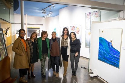 Inauguración ayer en la galería Espai Cavallers de Lleida de la exposición ‘Treure’s les ulleres de rosa’.