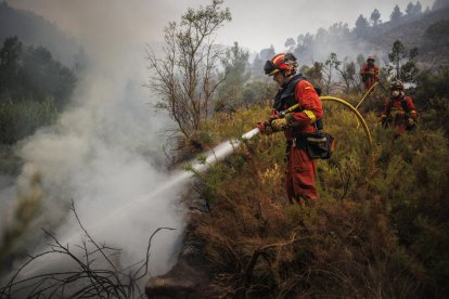 Efectivos de los Bomberos trabajan en el incendio de Bejís.