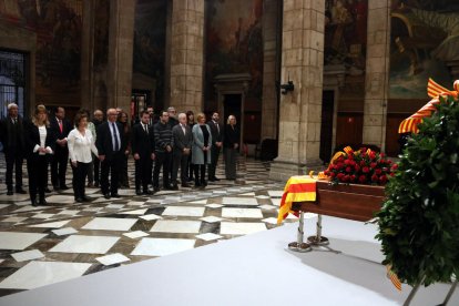 El Govern con el President Aragonès al frente y la familia del escritor asistieron a la entrada e instalación del féretro en el Saló Sant Jordi.