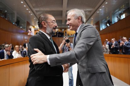 El president electe de l'Aragó, Jorge Azcón, saluda el president sortint, Javier Lambán, després del debat d'investidura.