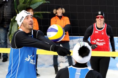 Imagen de archivo de una competición internacional de Voley nieve.