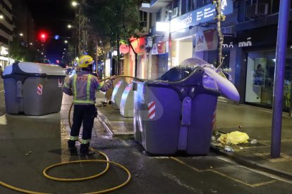 Crema un contenidor al carrer Bisbe Ruano de Lleida.