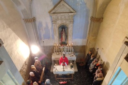 La missa a l’interior de l’ermita.