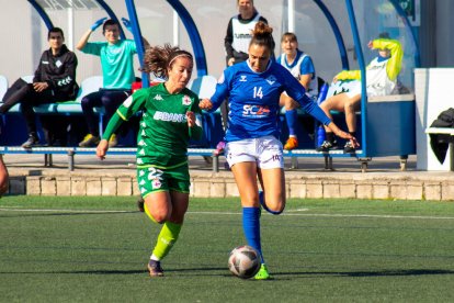 Yiyi porta una pilota en l’últim partit a casa de l’AEM.