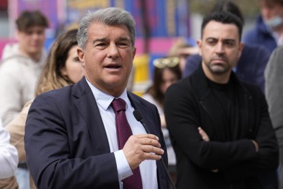 Joan Laporta, en una imatge d’arxiu, amb el tècnic Xavi Hernández darrere seu.