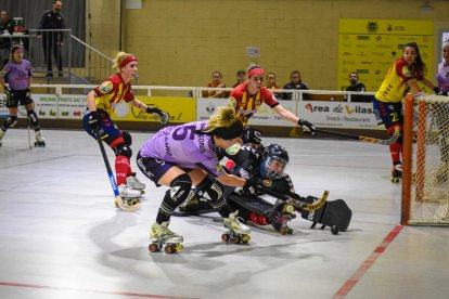 Laura Barcons intenta superar la portera del Manlleu, en una acció del partit d’ahir.