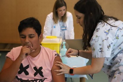 Uno de los niños vacunados contra el papiloma este viernes en la escuela Santa Maria de Gardeny de Lleida.