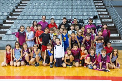 Jaume Lobo y Magalí Vilches posaron al final de la sesión con todos los jugadores de Premini.