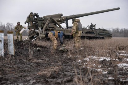 Militares ucranianos disparan en Bajmut, en el este del país.