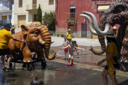 Els mamuts de Viladecans van refrescar els més petits.