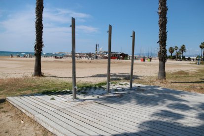 Imagen de las duchas y lavapiés de la playa de Levante de Salou.