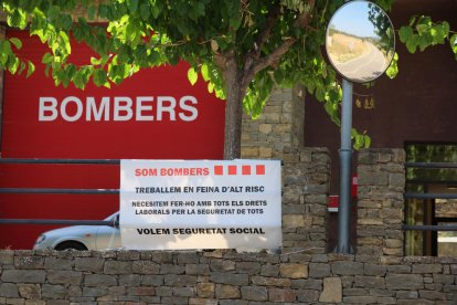 Una pancarta ayer en el parque de bomberos voluntarios de Àger. 