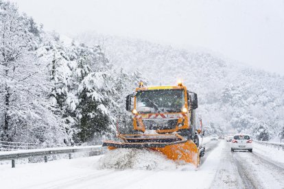 Una quitanieves despejando ayer la carretera N-260 a su paso por Sant Pau de Segúries (Girona).