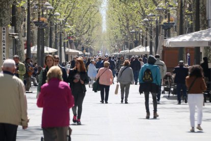 La Rambla Principal de Vilanova i la Geltrú, plena de gent passejant.