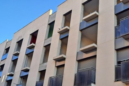 Este bloque de viviendas vacío de la calle Sant Martí es uno de los “advertidos” por la Paeria. 