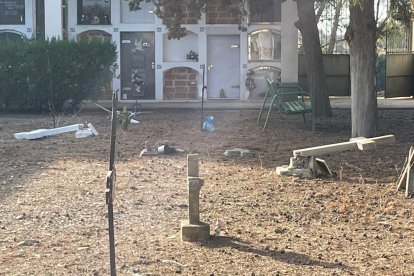 Algunas de las cruces con daños en el cementerio de Penelles. 