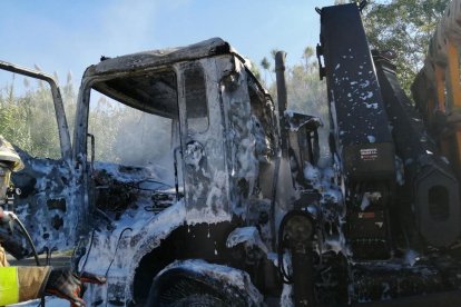 El fuego se originó en la cabina, que quedó calcinada. 