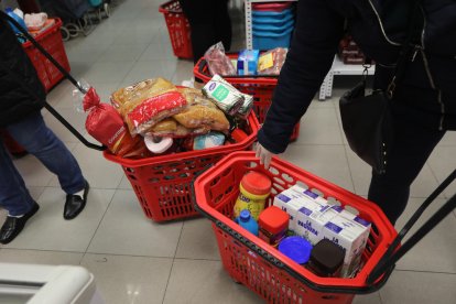 Els consumidors cada vegada comparen més els preus entre supermercats per fer la compra.