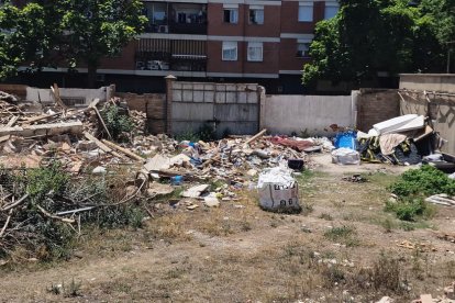 El solar del carrer Jeroni Pujades, ple de deixalles.