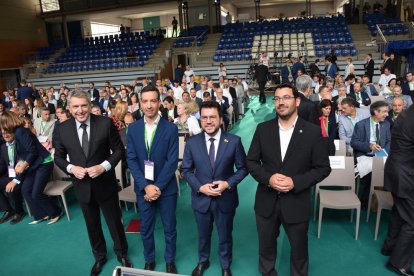 Pere Aragonès, ahir en la primera jornada de la Trobada al Pirineu de la Seu d’Urgell, entre el president de la jornada i l’alcalde.